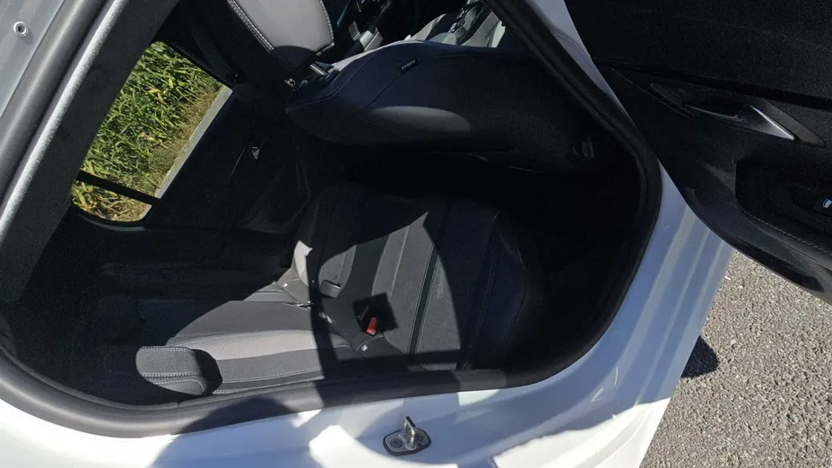 PEUGEOT 208 -