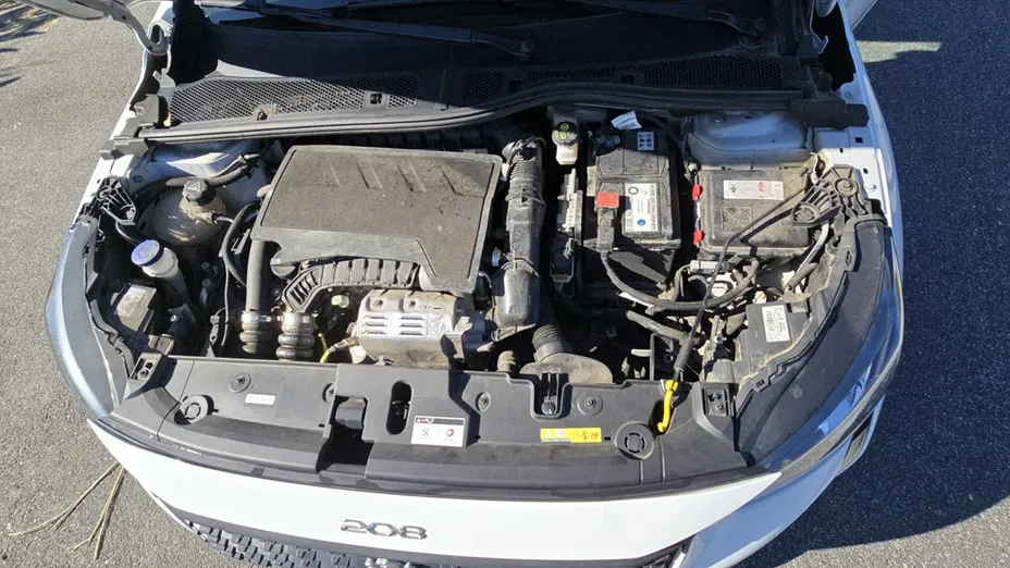 PEUGEOT 208 -