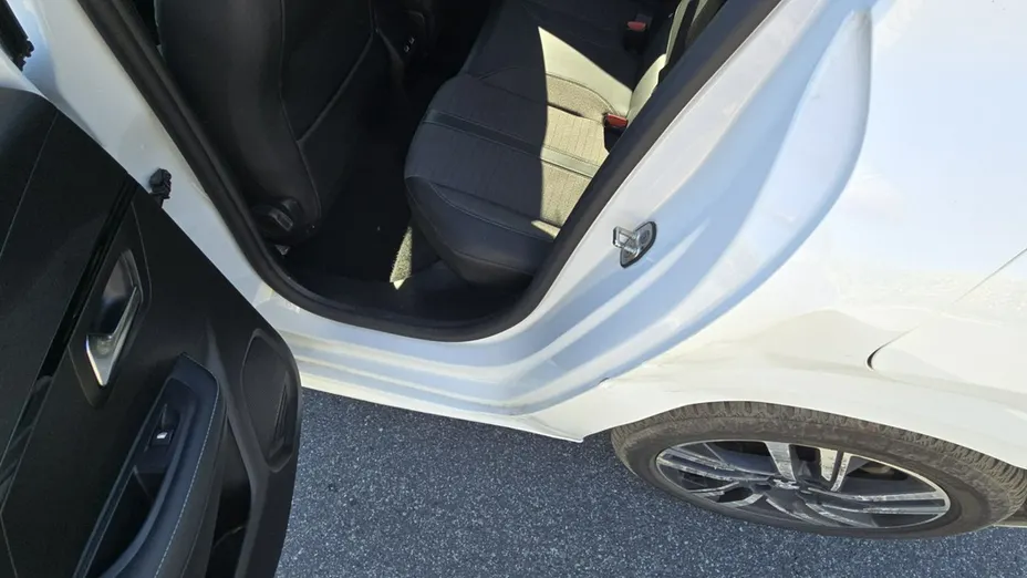 PEUGEOT 208 -