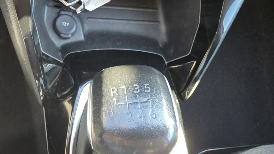 PEUGEOT 208 -