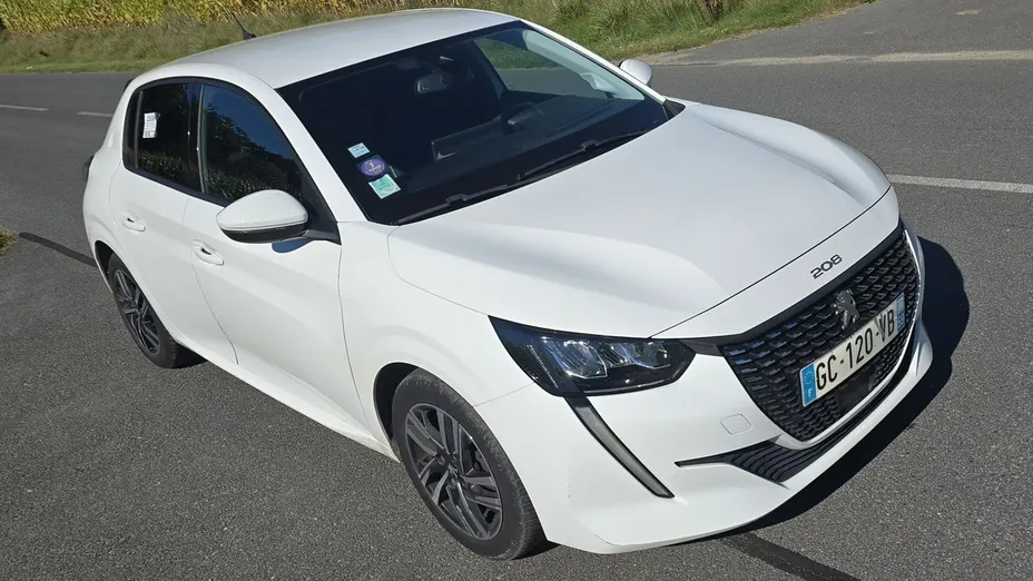 PEUGEOT 208 -