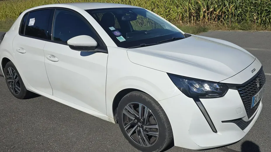 PEUGEOT 208 -