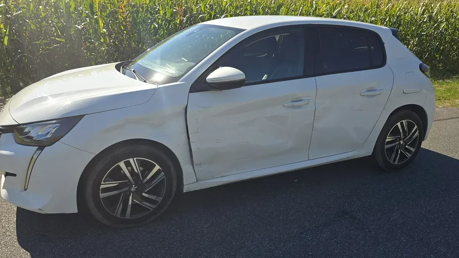PEUGEOT 208 -