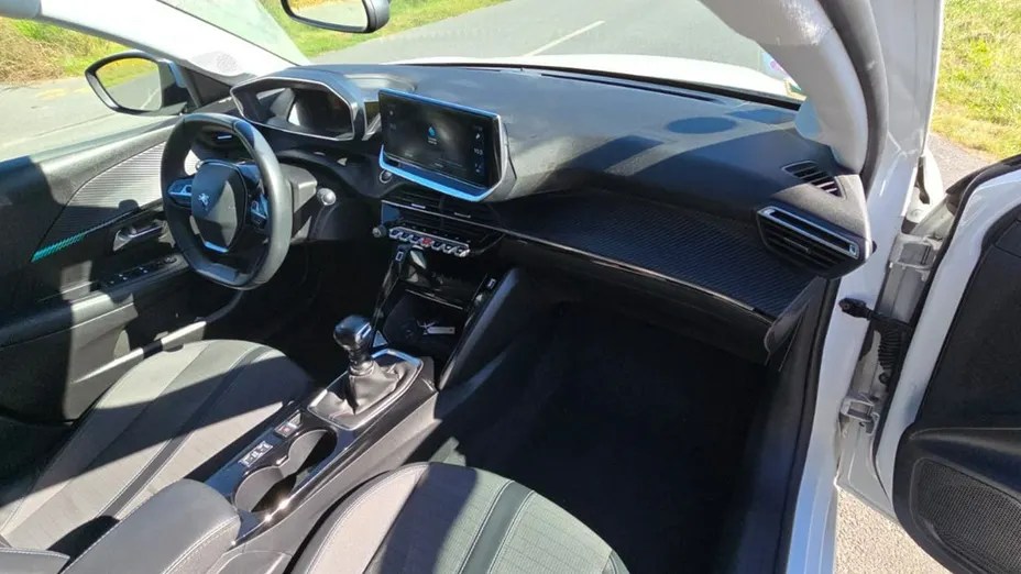PEUGEOT 208 -