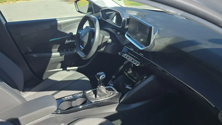 PEUGEOT 208 -