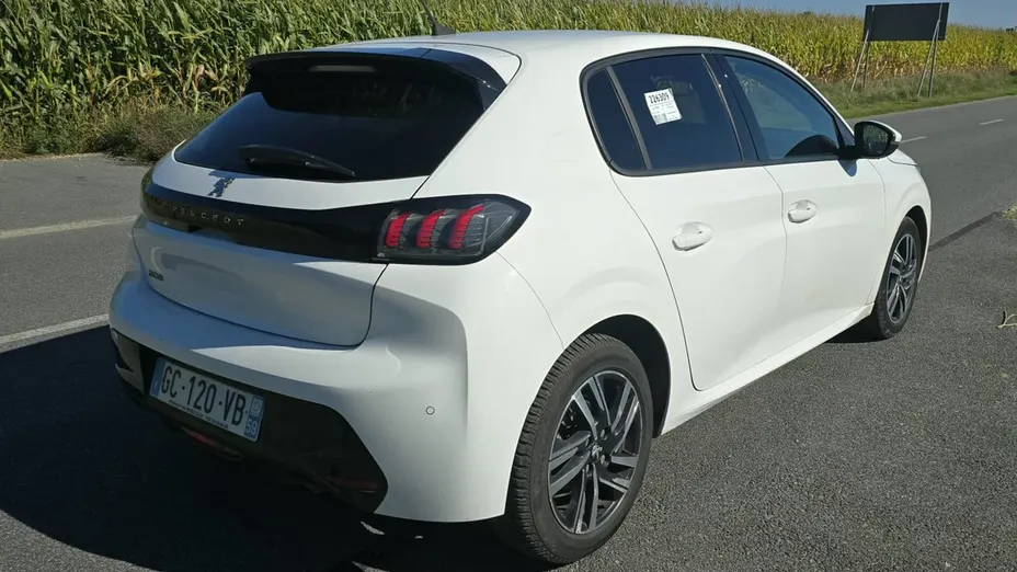 PEUGEOT 208 -