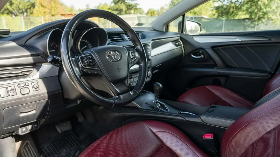 TOYOTA Avensis -
