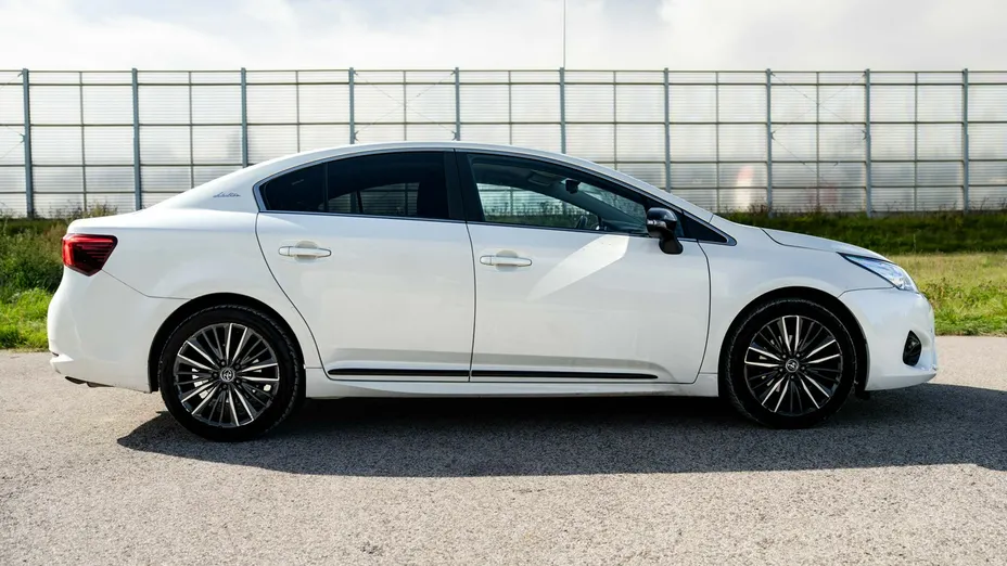 TOYOTA Avensis -