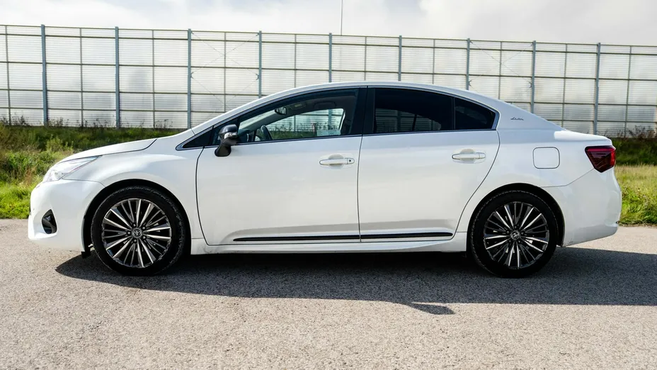 TOYOTA Avensis -