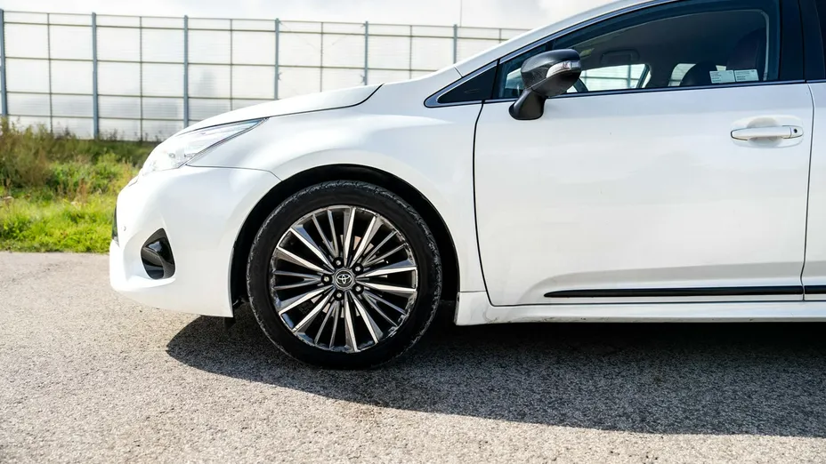 TOYOTA Avensis -