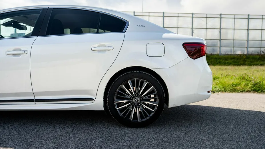 TOYOTA Avensis -
