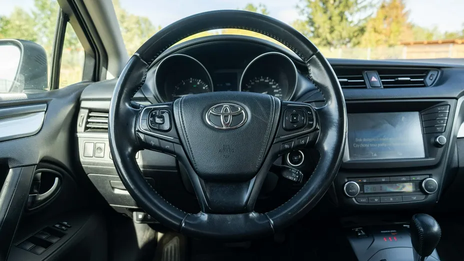 TOYOTA Avensis -