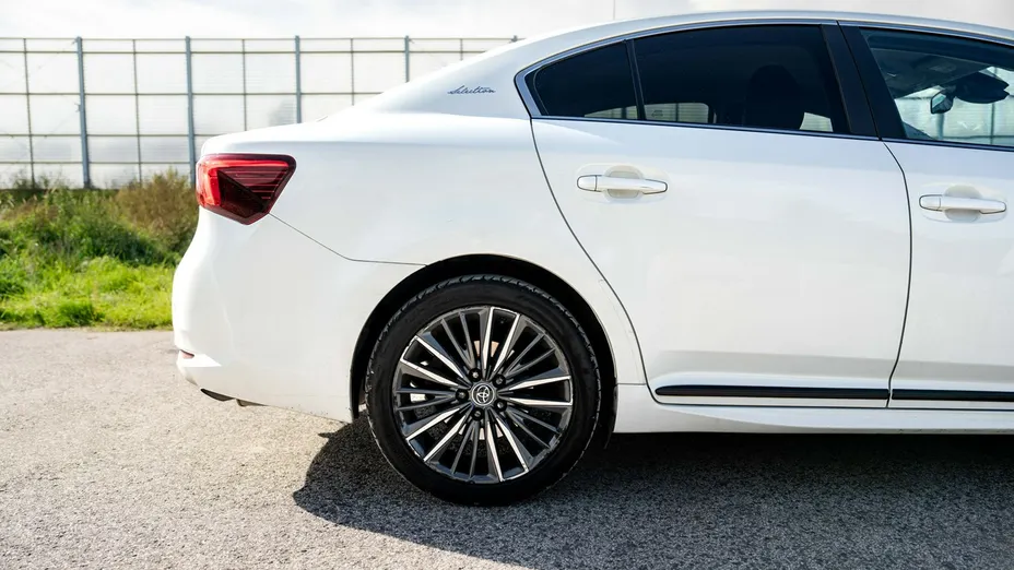 TOYOTA Avensis -