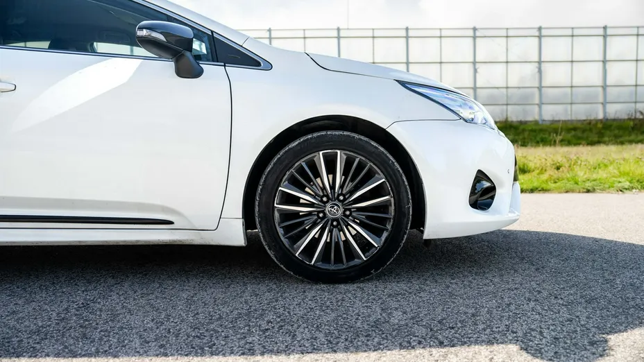 TOYOTA Avensis -
