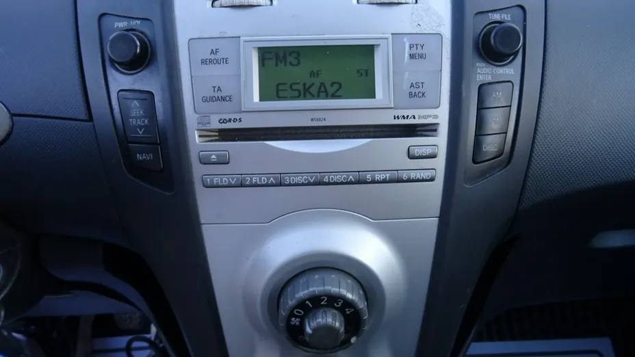 TOYOTA Yaris -