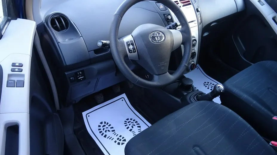 TOYOTA Yaris -