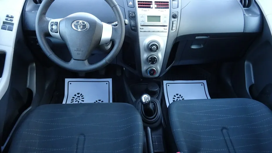 TOYOTA Yaris -