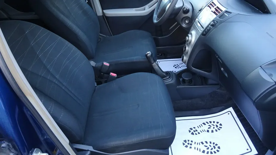 TOYOTA Yaris -