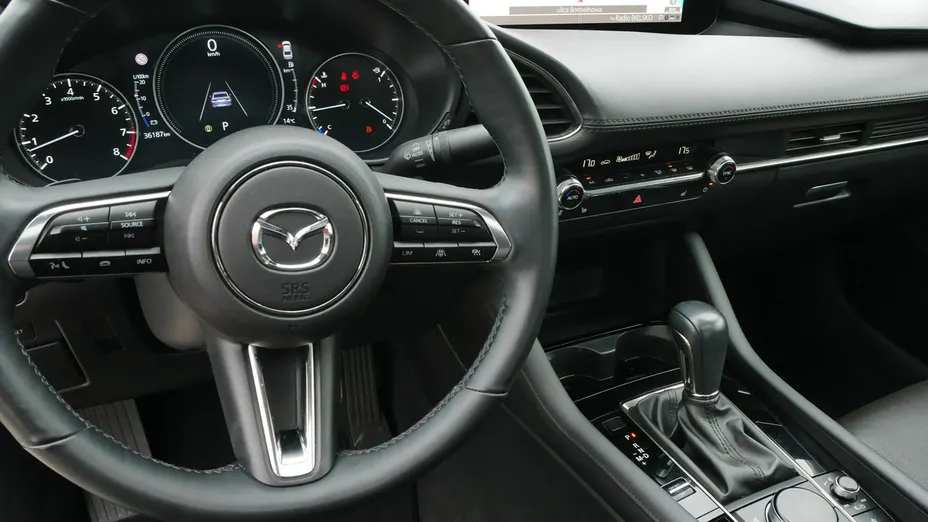 MAZDA 3 -