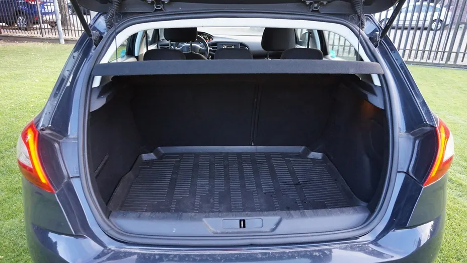PEUGEOT 308 -