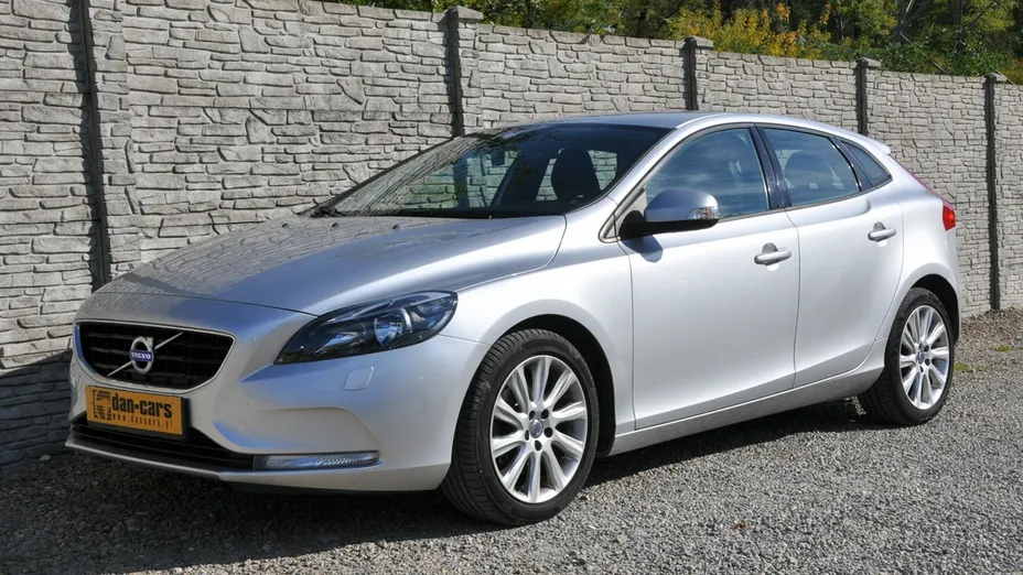 VOLVO V40 -