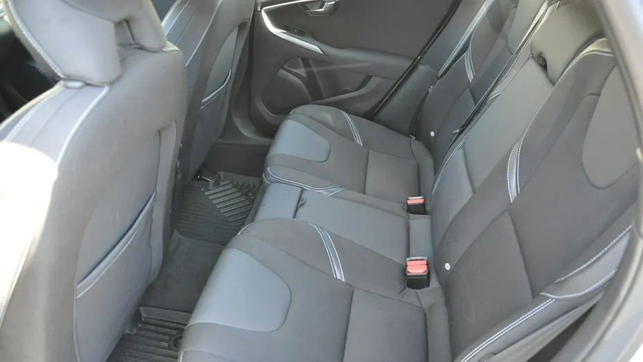 VOLVO V40 -