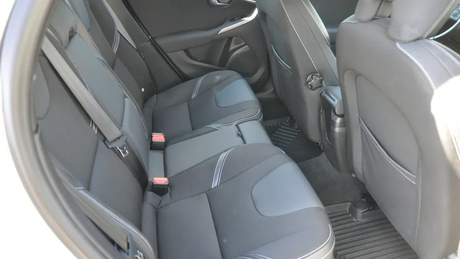 VOLVO V40 -