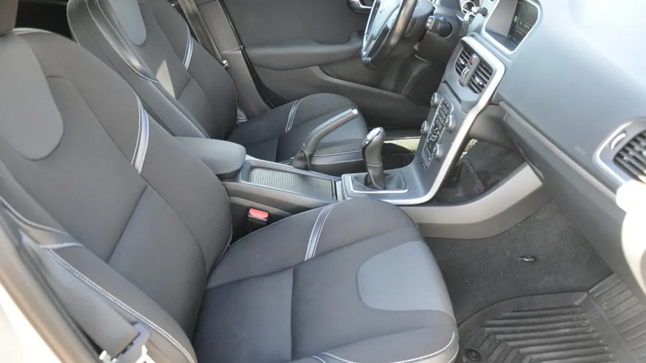 VOLVO V40 -