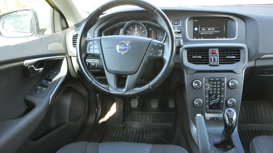 VOLVO V40 -