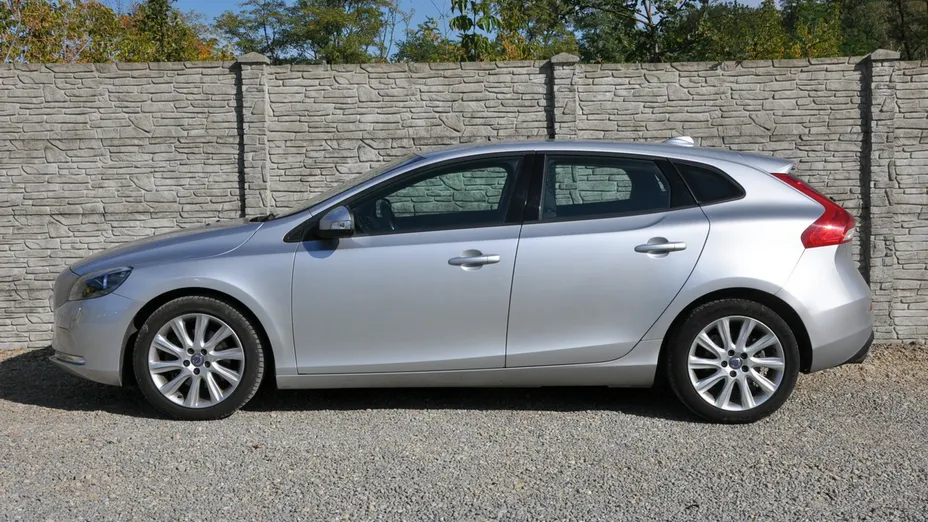 VOLVO V40 -