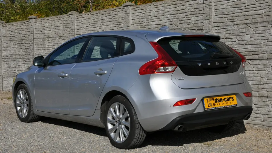 VOLVO V40 -