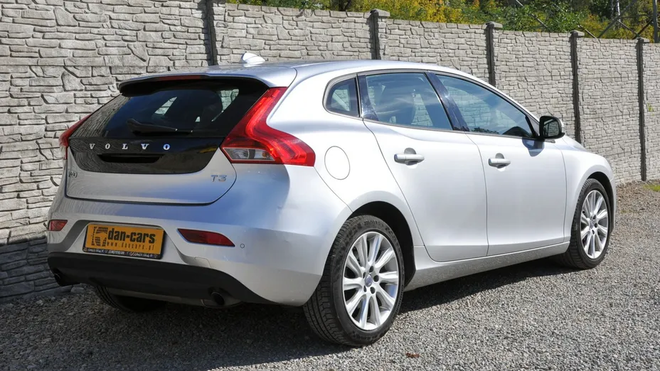 VOLVO V40 -