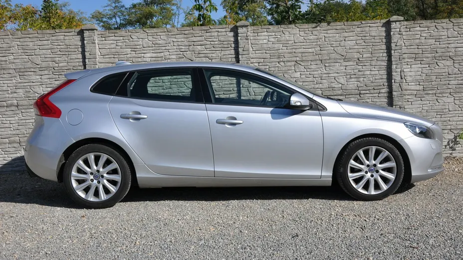 VOLVO V40 -