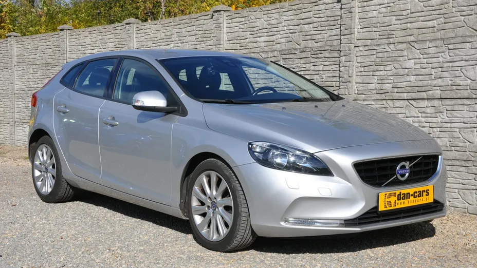 VOLVO V40 -