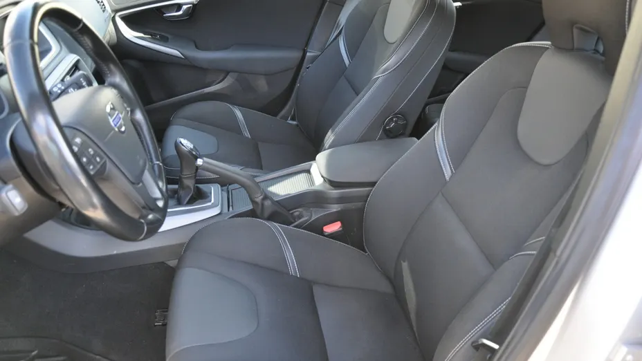 VOLVO V40 -