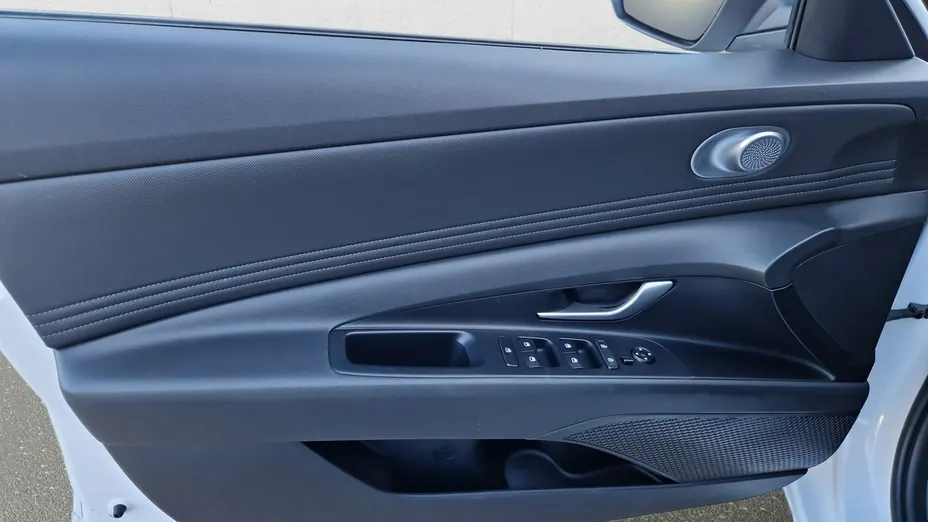 HYUNDAI Elantra -