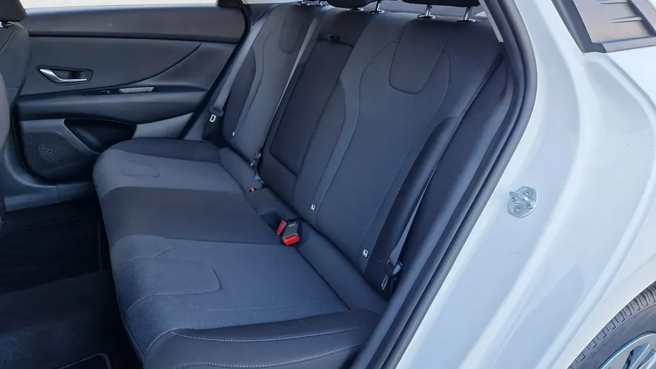 HYUNDAI Elantra -