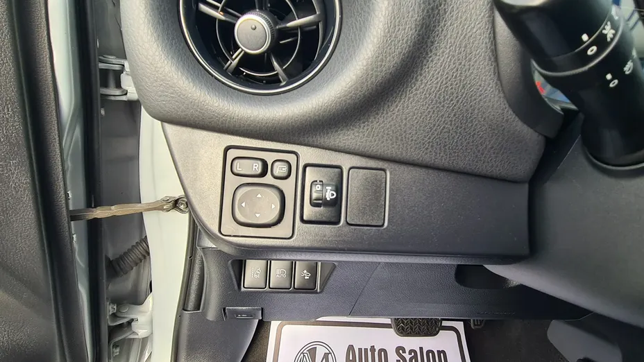 TOYOTA Yaris -