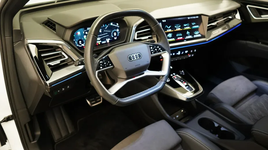 AUDI Q4 -