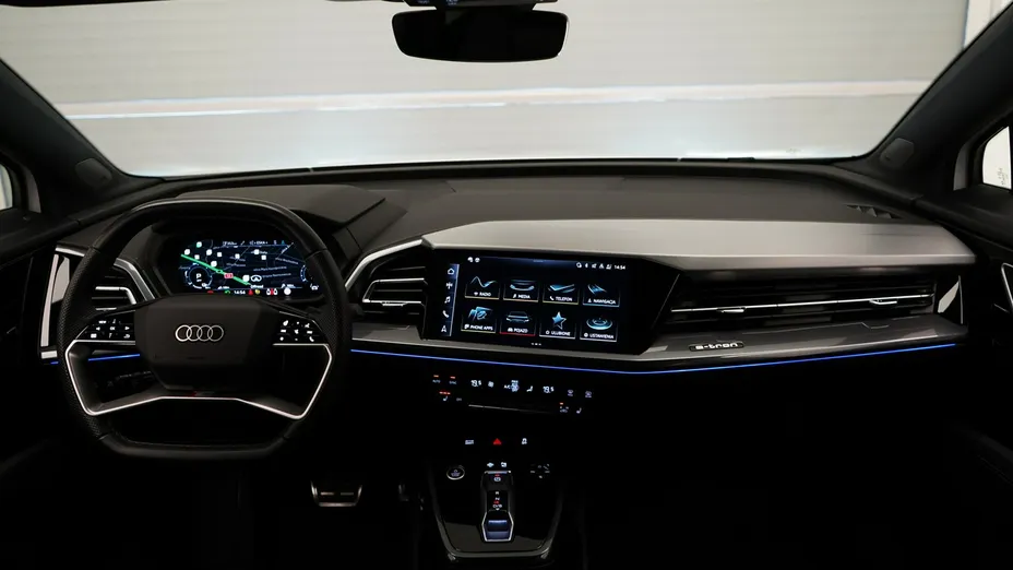 AUDI Q4 -