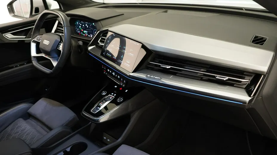 AUDI Q4 -