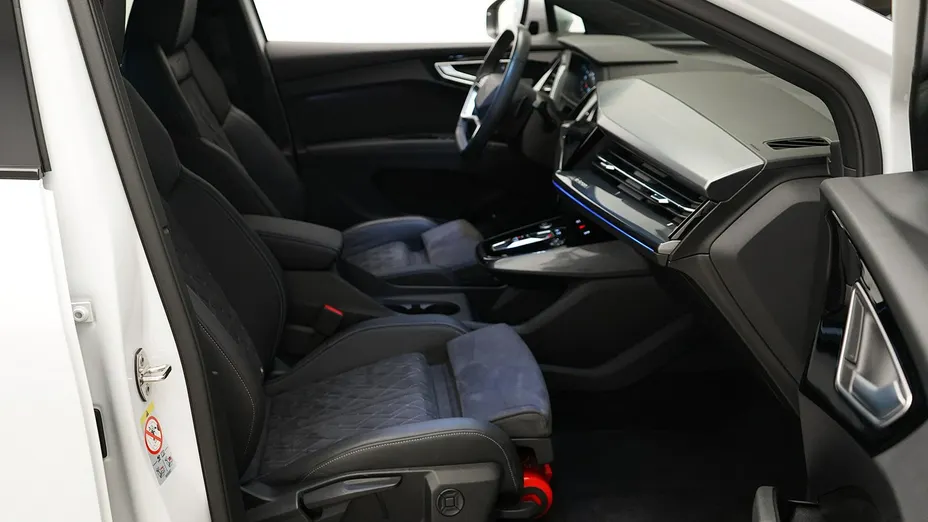 AUDI Q4 -