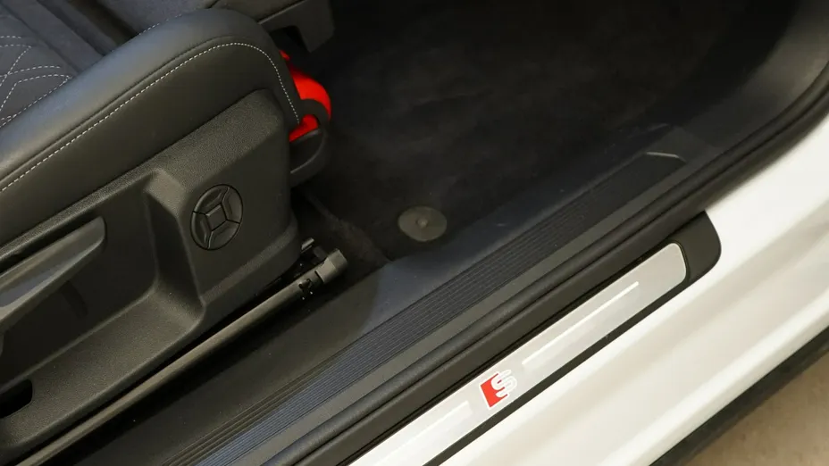 AUDI Q4 -