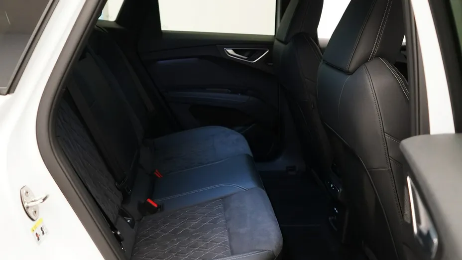 AUDI Q4 -