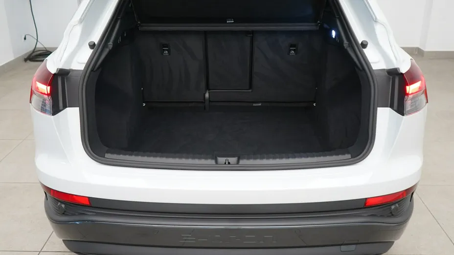 AUDI Q4 -