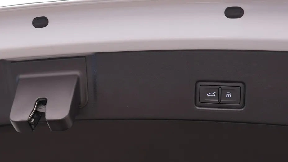 AUDI Q4 -
