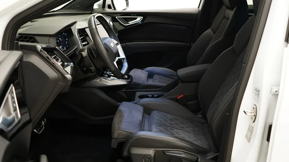 AUDI Q4 -