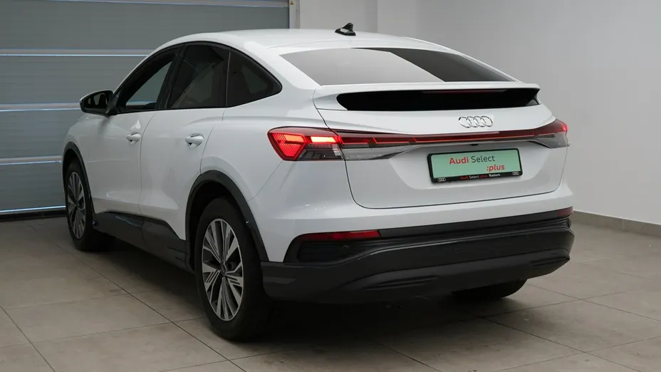 AUDI Q4 -