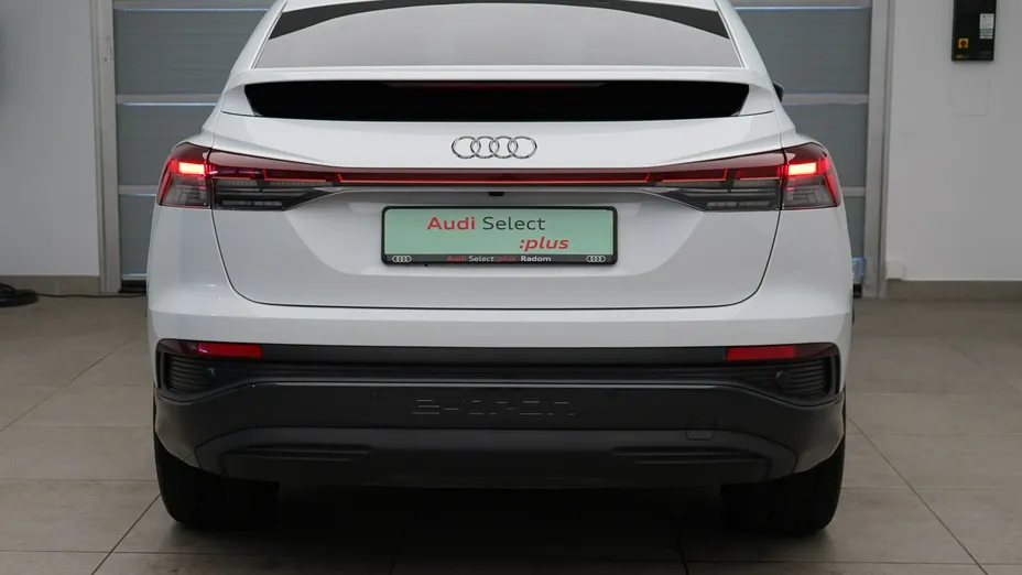 AUDI Q4 -