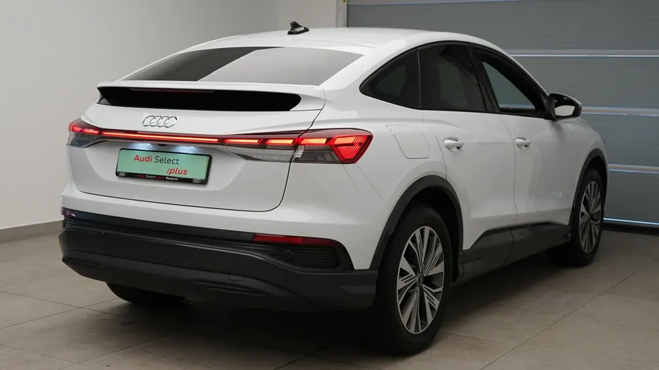 AUDI Q4 -